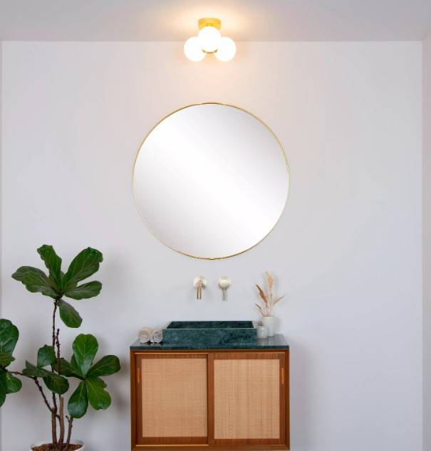Plafonnier décoratif avec boules opales pour éclairer une salle de bain : Modèle Rudy doré mat 